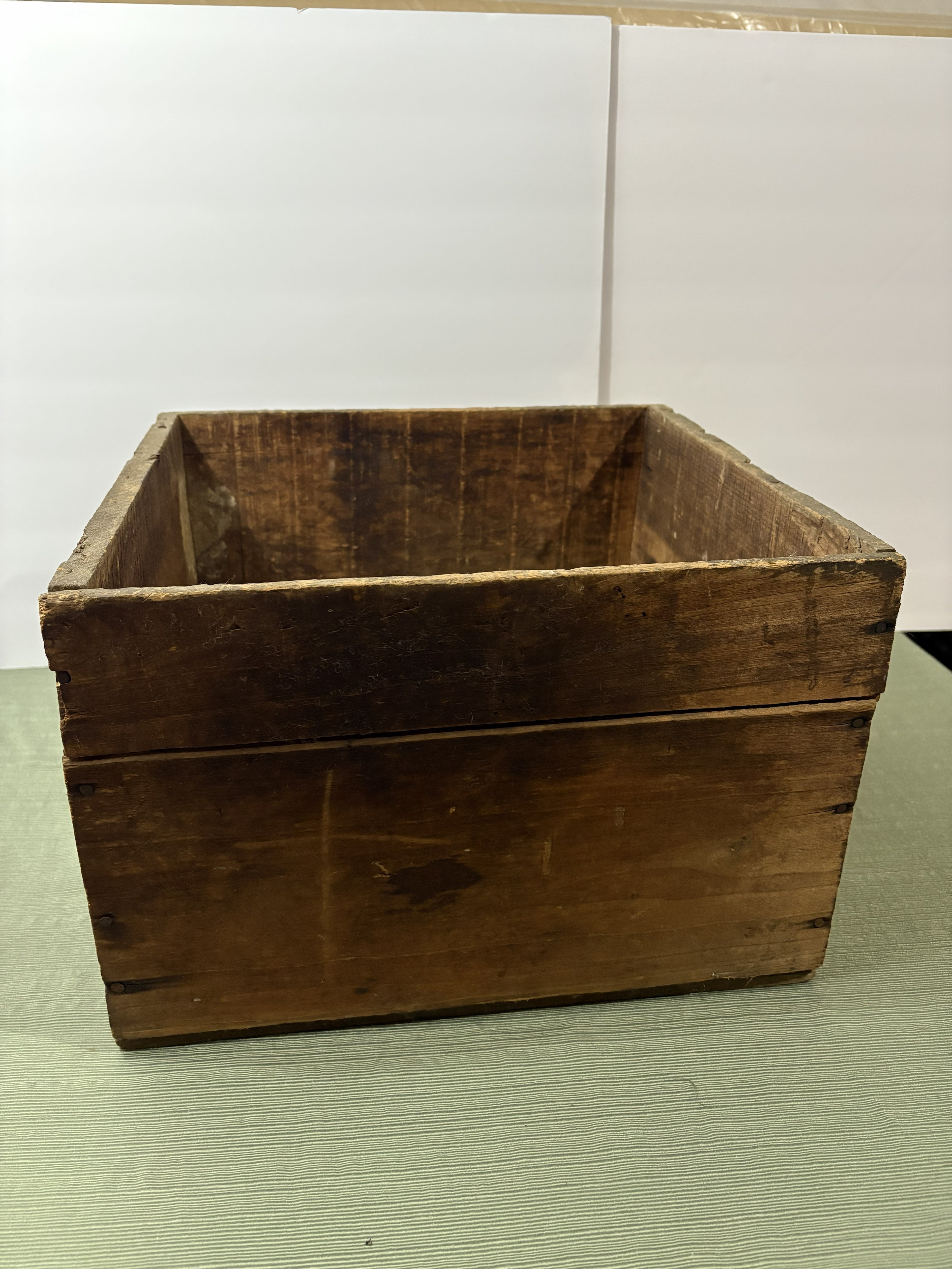 Vintage Wooden Shipping Crate — Rustic Slat-Bottom Storage Box, Farmhouse Décor