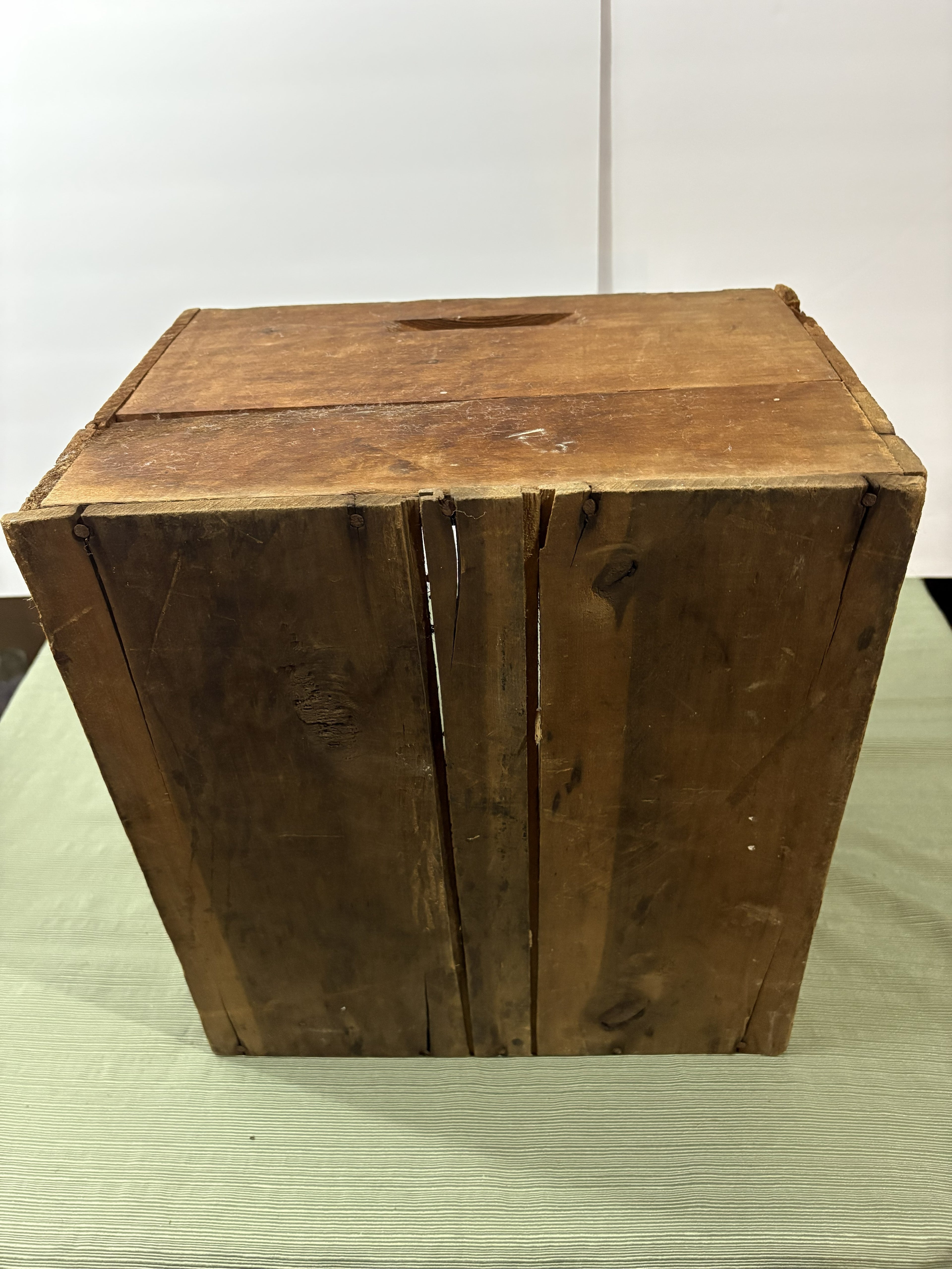 Vintage Wooden Shipping Crate — Rustic Slat-Bottom Storage Box, Farmhouse Décor