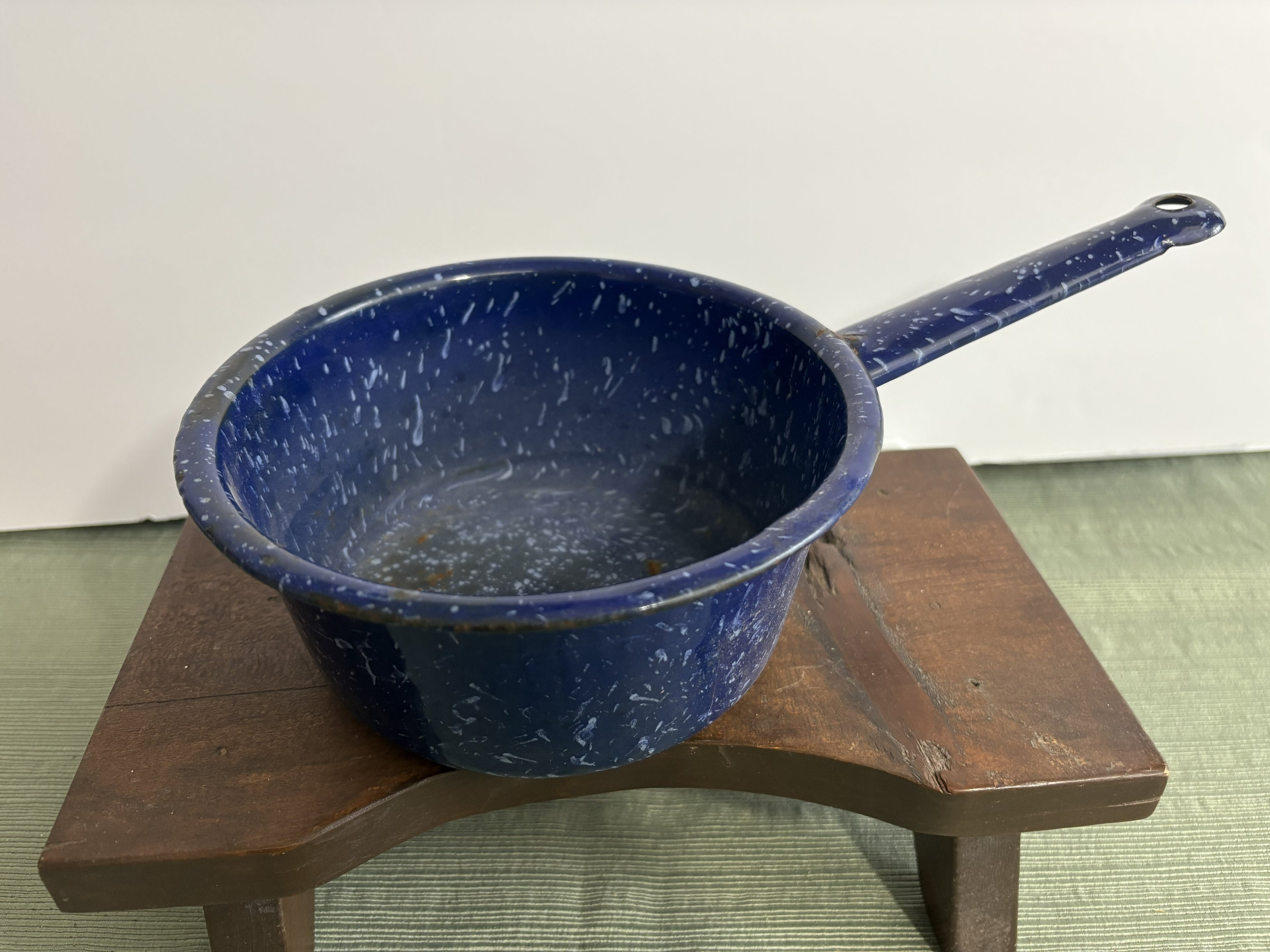 Vintage Cobalt Blue Speckled Enamelware Saucepan with Long Handle — Mid-Century Camp Cookware