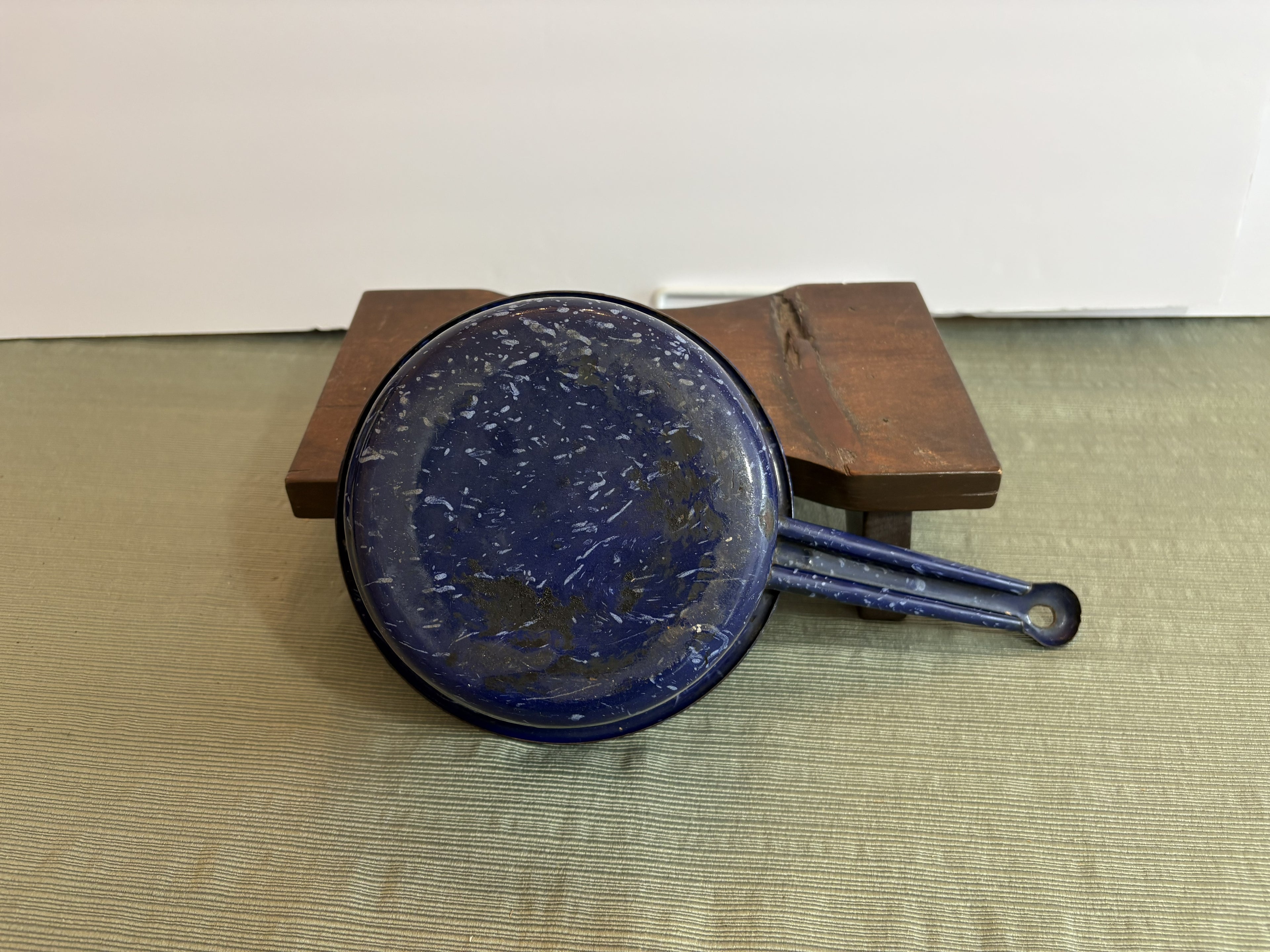 Vintage Cobalt Blue Speckled Enamelware Saucepan with Long Handle — Mid-Century Camp Cookware